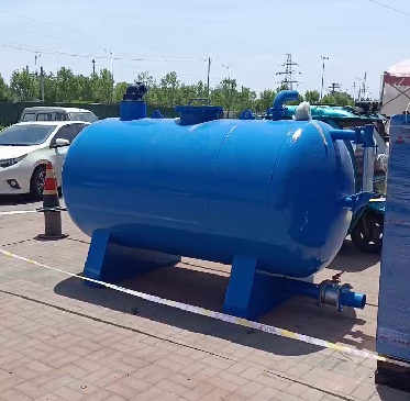 加油站油罐清洗设备到达现场